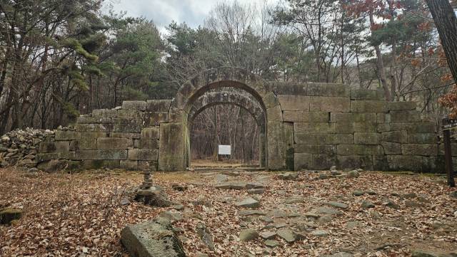 조선 숙종 35년 축성을 시작한 대구시 군위군 삼국유사면 화북4리 화산산성은 심한 기근으로 공사가 중단되며 미완성인 채로 남겨졌다. 장성현 기자