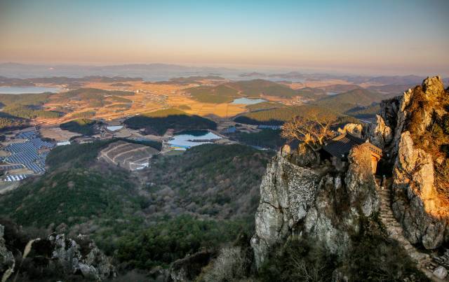 해남 달마산 도솔암 전경. 다도해가 한눈에 내려다보이는 도솔암은