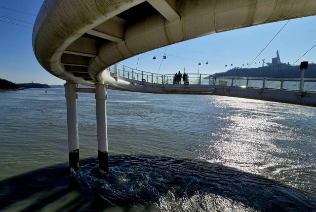 울돌목 스카이워크 전경. 울돌목은 세계에서 다섯 번째로 물살이 빠른 해협으로 물때를 잘 맞춰 가면 이곳에서 소용돌이도 볼 수 있다고 한다. 김도훈 기자