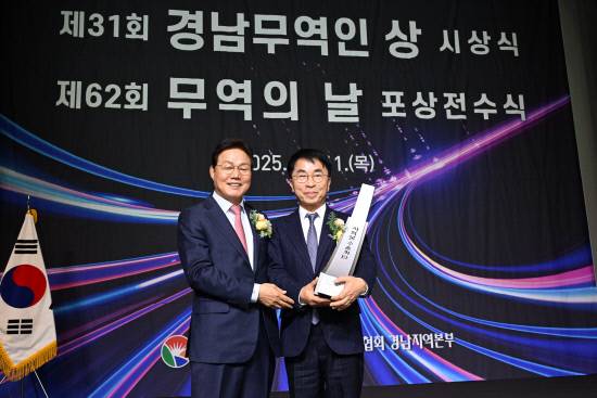 지난 11일 그랜드 머큐어 앰배서더 창원에서 개최한 '제31회 경남무역인상 시상식 및 제62회 무역의 날 정부포상 전수식'에서 범한메카텍이 '4억불 수출의 탑'을 수상한 가운데, 정영식(우측) 범한그룹 회장이 박완수 경남지사로부터 축하를 받고 있다.