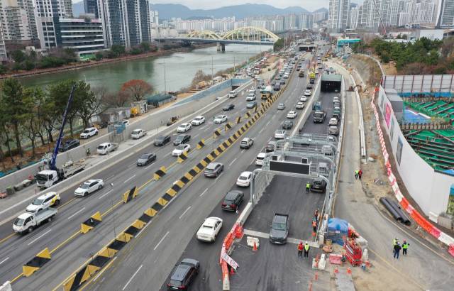 부산 북구 만덕과 해운대구 센텀시티를 연결하는 대심도가 내년 2월 개통한다. 만덕~센텀 대심도 센텀IC 입출구 일대 모습. 정종회 기자 jjh@