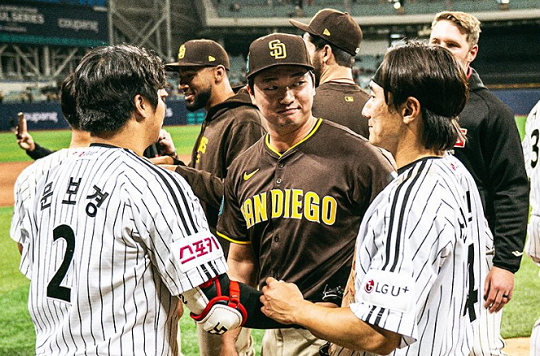 18일 친정팀 LG 동료들과 만난 파드리스 우완투수 고우석(사진=샌디에이고 파드리스 구단)&nbsp;