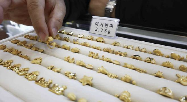 서울 종로구 한국금거래소 종로본점에서 직원이 금 돌반지를 들어보이고 있다. 국내 금가격은 연일 사상 최고치를 갈아치우고 있다. (사진=뉴시스)