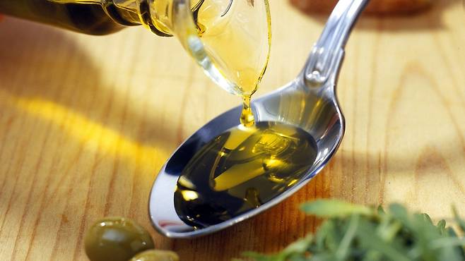 최근 아침 공복에 올리브오일 한 스푼을 먹는 것이 유행하고 있다 | 출처: 클립아트코리아