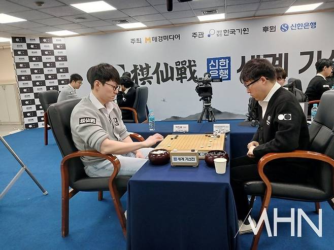 박진솔 9단(왼쪽)이 일본의 강자 이야마 유타 9단과 일전을 치르고 있다.(사진 MHN 엄민용 선임기자)