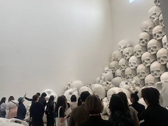 MMCA 서울_론 뮤익 50만 돌파_전시장내 관람 모습 (국립현대미술관 제공)