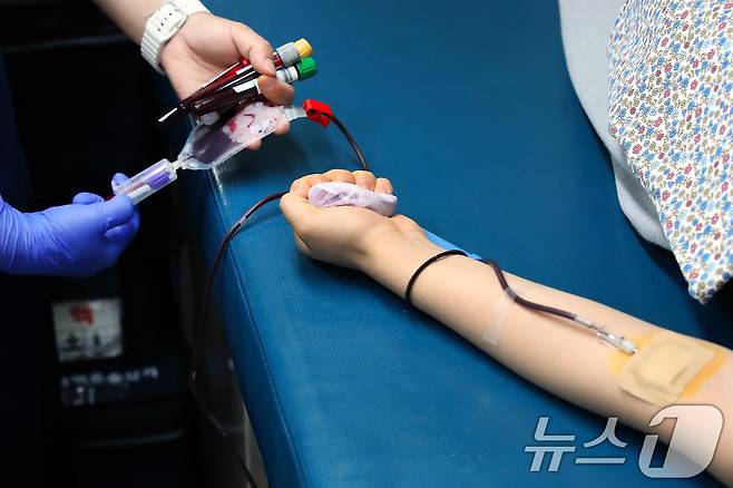 대한적십자사 대구경북혈액원 헌혈버스에서 헌혈이 이뤄지고 있다.  (사진은 기사 내용과 무관함)/뉴스1 ⓒ News1 공정식 기자