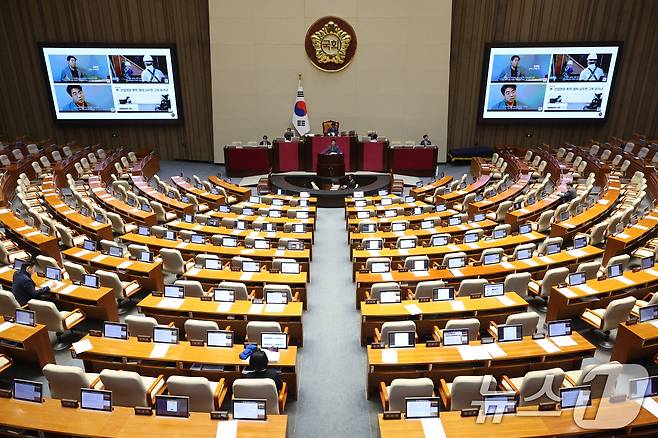 노종면 더불어민주당 의원이 24일 서울 여의도 국회에서 열린 제430회국회(임시회) 제2차 본회의에서 '정보통신망 이용촉진 및 정보보호 등에 관한 법률 일부개정법률안(대안) 수정안'에 대한 무제한 토론(필리버스터)을 하고 있다. 2025.12.24/뉴스1 ⓒ News1 신웅수 기자