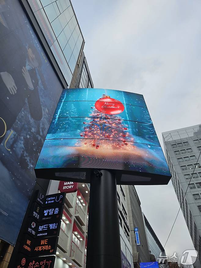 24일 서울 명동 거리 전광판에 크리스마스 트리 이미지가 떠 있다. 2025.12.24/ⓒ 뉴스1 유채연 기자