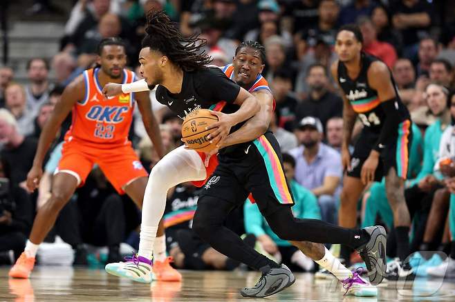샌안토니오 스퍼스(검은색 유니폼)가 24일(한국시간) 열린 2025-26 NBA 오클라호마시티 선더와 경기에서 130-110으로 이겼다. ⓒ AFP=뉴스1