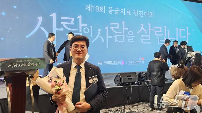 가톨릭대학교 의정부성모병원은 조항주 병원 권역외상센터 교수(사진)가 지난 16일 개최된 보건복지부의 '제19회 응급의료 전진대회'에서 복지부 장관 표창을 받았다고 24일 밝혔다.(가톨릭대학교 의정부성모병원 제공)