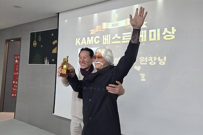 종무식 공연을 위해 분장한 이선태 고려동물메디컬센터 원장(오른쪽)이 동물병원을 찾은 동물과 남다른 교감을 보여준 직원에게 주는 '베스트 케미상'을 받고 이승근 대표원장과 기념 사진을 찍고 있다. ⓒ 뉴스1 한송아 기자