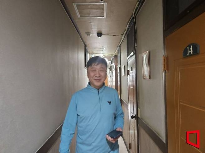지난달 27일 부산 동구 한 고시원에서 사전 장례주관자 지정 사업에 참여한 박상문씨(57)가 복도에서 걸어나오고 있다. 박승욱 기자