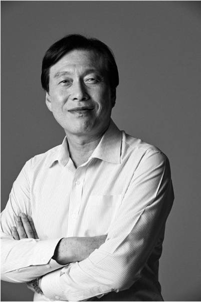 철학과 역사, 인문학에 조예가 깊은 저자는 MBC 기자, <뉴스의 광장> 앵커, 보도국장, 시사·교양 프로그램의 간판인 <100분 토론> 진행자로서 34년을 살아왔다. 2023년부터 경기대학교 특임교수로서 학생들의 성원 속에 인문학을 강의하고 있다.(사진=황헌 교수)