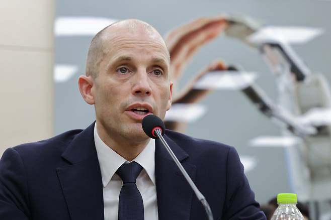 해럴드 로저스 쿠팡 임시 대표가 지난 17일 국회 과방위에서 열린 청문회에서 질의에 답변을 하고 있다. /뉴스1