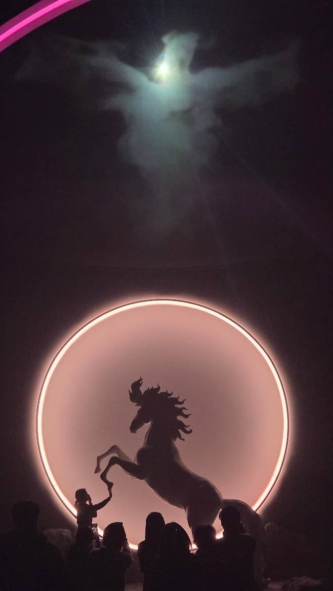 6번째 전시관인 '거서간'. 우물인 나정 옆에서 말과 알이 발견됐고, 그 알에서 박혁거세가 태어났다는 설화를 토대로 조성됐다./이승규 기자