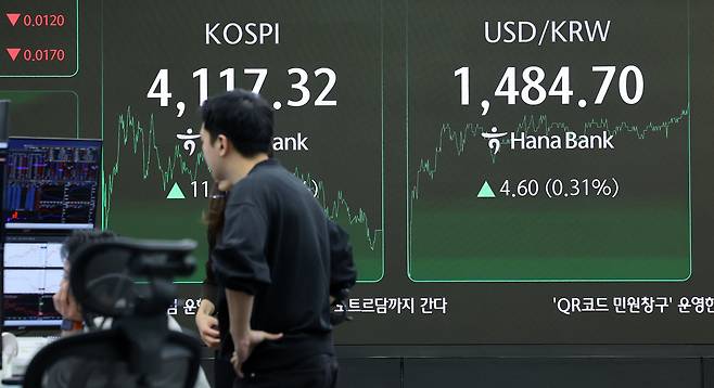 서울 중구 하나은행 딜링룸 전광판에 원·달러 환율이 나타나고 있다. /뉴스1