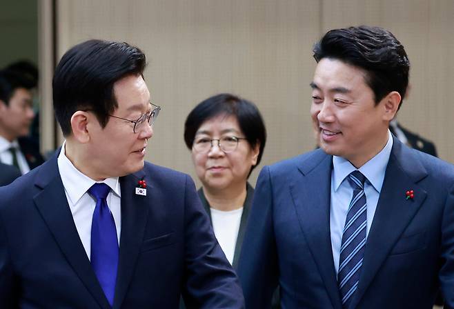 이재명 대통령과 강훈식 비서실장이 16일 정부세종컨벤션센터에서 열린 보건복지부(질병관리청)·식품의약품안전처 업무보고에 입장하고 있다./연합뉴스
