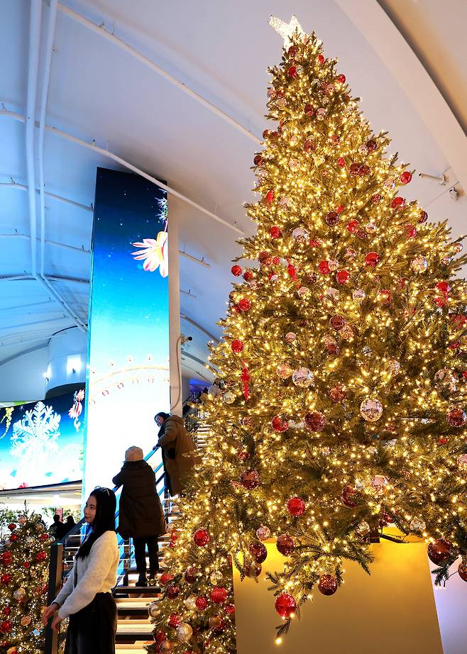 크리스마스 이브를 맞이한 24일 서울 광진구 뚝섬한강공원 자벌레 ‘한강 플플’에 방문한 시민들이 크리스마스 분위기를 만끽하고 있다.  /뉴스1