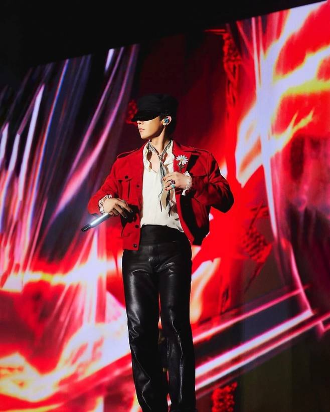 연말 레드룩을 선보인 지드래곤. 인스타그램 @xxxibgdrgn