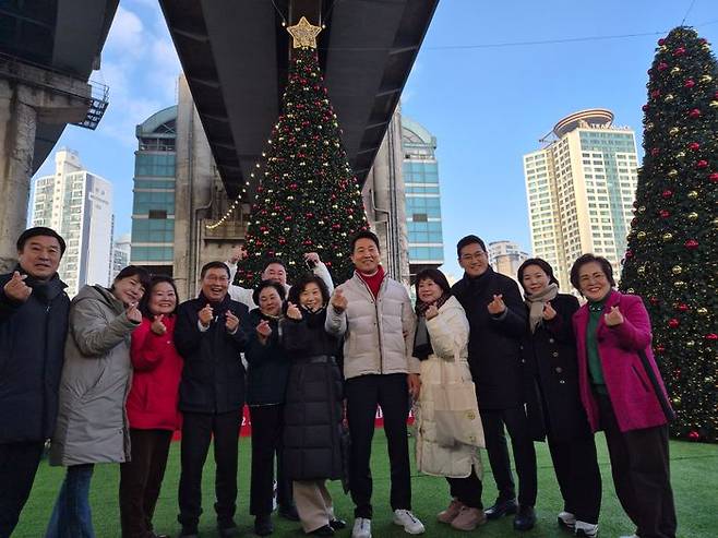 오세훈 서울시장이 24일 '로맨틱 한강 크리스마스 마켓'에서 시민들과 사진을 찍고 있다.ⓒ데일리안 허찬영 기자