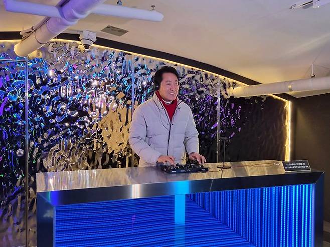 오세훈 서울시장이 체험존에 마련된 DJ 부스를 이용하고 있다.ⓒ데일리안 허찬영 기자