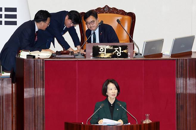 23일 국회 본회의에서 최수진 국민의힘 의원이 정보통신망법 수정안에 대한 필리버스터을 하는 가운데 유상범 국민의힘 원내수석이 우원식 국회의장과 대화하고 있다. 뉴스1