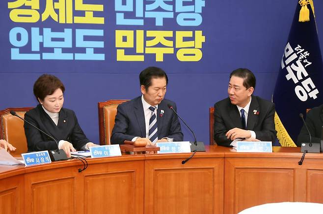 24일 오전 여의도 국회에서 민주당 최고위원회의가 열렸다. 정청래 더불어민주당 대표와 김병기 원내대표 등이 참석했다.