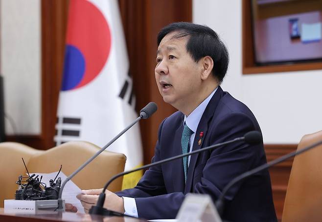 구윤철 경제부총리 겸 기획재정부 장관이 24일 서울 종로구 정부서울청사에서 열린 경제관계장관회의 겸 산업경쟁력강화 관계장관회의에서 모두발언을 하고 있다. 뉴스1