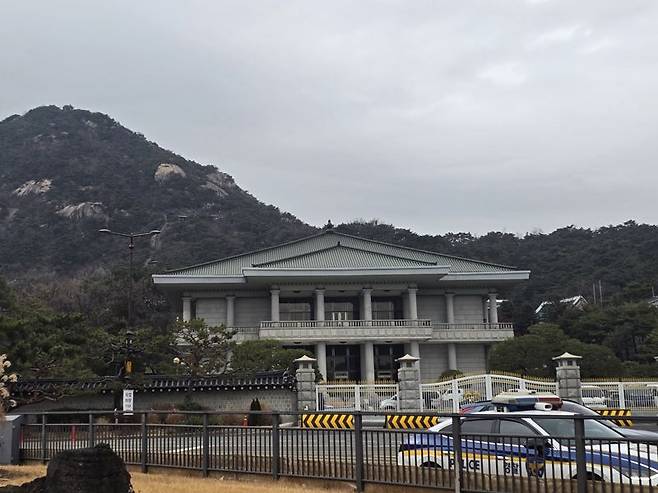 24일 서울 종로구 청와대 인근에 경찰 차량이 배치돼 있다. 사진=서지윤 기자