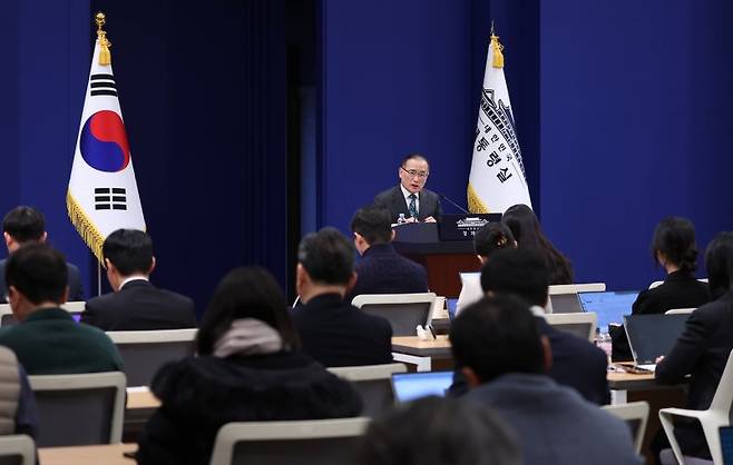 위성락 국가안보실장이 24일 청와대 춘추관에서 미국, 캐나다, 일본 방문 관련 브리핑을 하고 있다. 청와대 이전 작업이 마무리에 접어든 가운데, 지난 22일 다시 문을 연 춘추관에서의 공식 브리핑은 위 실장이 처음이다. 연합뉴스