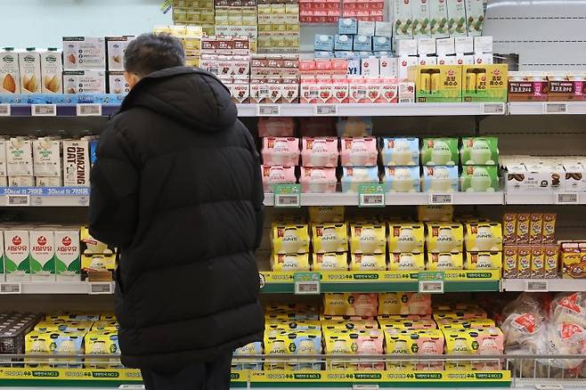 서울 시내 한 대형마트에서 시민들이 바나나맛 우유를 살펴보고 있다. 연합뉴스