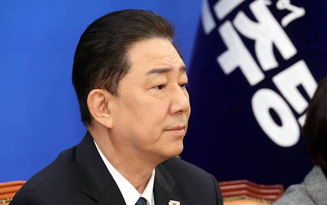김병기 더불어민주당 원내대표가 23일 국회에서 열린 원내대책회의에 참석해 있다. 김경호 선임기자 jijae@hani.co.kr