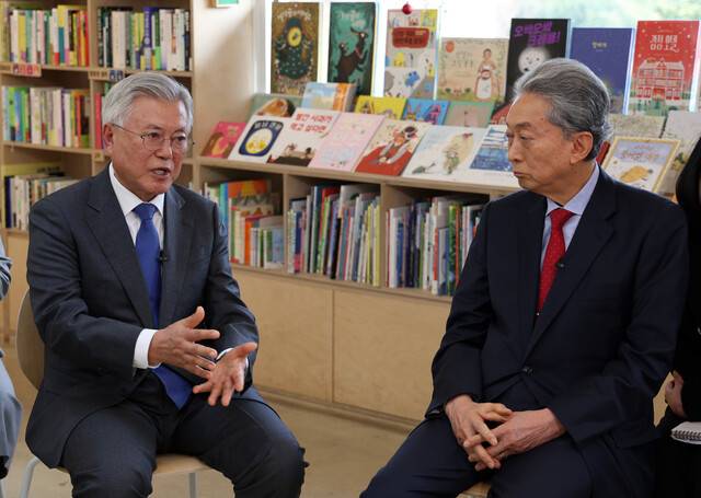 문재인 전 대통령과 하토야마 유키오 전 일본 총리가 지난 19일 오후 경남 양산 평산책방에서 대담하고 있다. 김영원 기자 forever@hani.co.kr