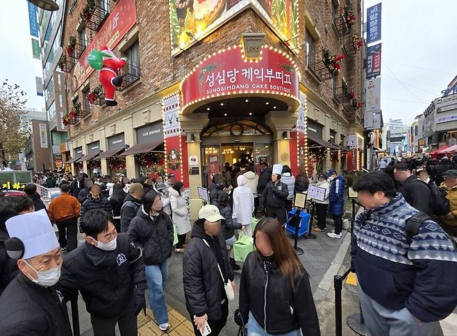 24일 오전 대전 중구 은행동 ‘성심당 케익부띠끄’ 본점 앞이 크리스마스 한정판 딸기시루를 사기 위한 사람들로 인산인해를 이루고 있다. 최예린 기자