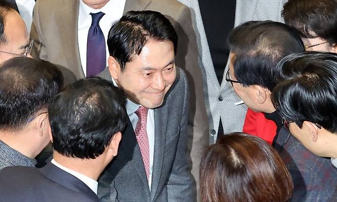 장동혁 국민의힘 대표가 23일 국회에서 열린 12월 임시국회 본회의에서 내란전담재판부 설치법에 대한 반대토론으로 역대 최장 필리버스터(무제한 토론을 통한 합법적인 의사진행 방해) 기록을 세운 뒤 동료 의원들의 격려를 받고 있다. 장 대표는 제1야당 대표로서는 처음으로 필리버스터에 나서 이번 토론에서 최초이자 최장 기록을 모두 세웠다. 연합뉴스