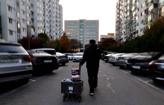 류석우 기자가 서울 강남구의 한 아파트에서 배송할 물품을 끌고 걸어가고 있다. 이종근 선임기자 root2@hani.co.kr