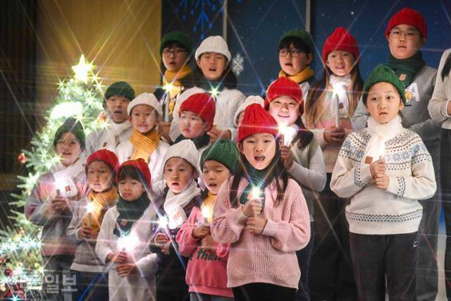 18일 서울 노원구 광염교회에서 어린이 성가대원들이 성탄발표회를 앞두고 찬송가를 연습하고 있다. 정다빈 기자