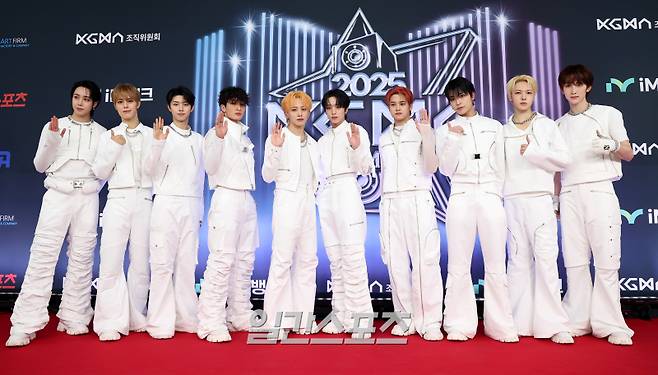 2025 코리아 그랜드 뮤직 어워즈 with iM뱅크’(2025 KGMA) 첫날 아티스트데이가 14일 오후 인천 영종도 인스파이어 아레나에서 펼쳐졌다. 시상식 전 진행된 레드카펫 행사에서 그룹 싸이커스가 포즈를 취하고 있다. KGMA는 한 해 동안 국내외 팬들에게 많은 사랑을 받은 K팝 아티스트와 작품들을 조명해 차별화된 콘텐츠를 선보이는 K팝 축제다. 올해는 KGMA 조직위원회와 크리에이터링, 디오디가 공동 주관하며, 인천광역시와 인천관광공사가 후원한다. 타이틀 스폰서로는 iM뱅크가 함께한다. 2025 KGMA는 KT ENA가 주관 방송사로 참여하며, 틱톡라이브를 통해 일본, 중국을 제외한 국내 및 글로벌에 생중계된다. 일본에서는 훌루 재팬을 통해 실시간으로 볼 수 있다.&nbsp; 영종도(인천)=KGMA특별취재단/2025.11.14./