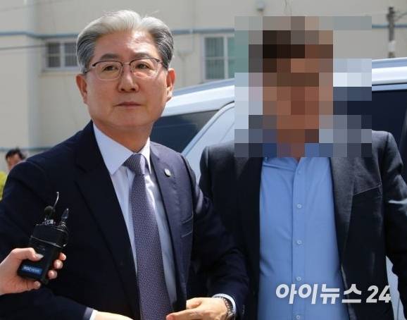 오태완 경남 의령군수가 지난 4월 15일 창원지법 마산지원에서 열린 무고 혐의에 대한 재판에서 집행유예를 선고 받은 뒤 법정을 나서면서 취재진의 물음에 답하고 있다. [사진=임승제 기자]