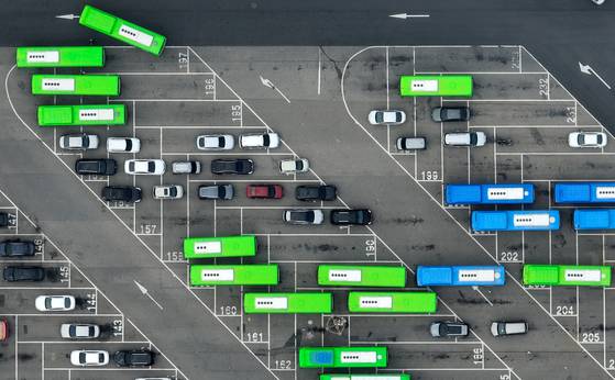 서울 시내의 한 공영버스 차고지에 버스들이 세워져 있다.   [연합뉴스]