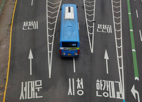 서울 중구 서울역버스환승센터로 버스가 향하고 있다.   [연합뉴스]