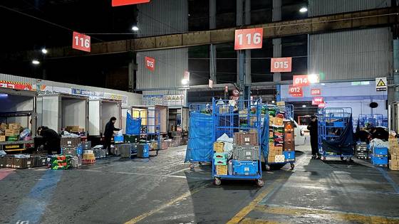 23일 오후 10시 찾은 쿠팡 물류센터인 서울 구로구 구로1캠프에서 쿠친(쿠팡 배송직원)이 택배 물량을 정리하고 있는 모습. 노유림 기자