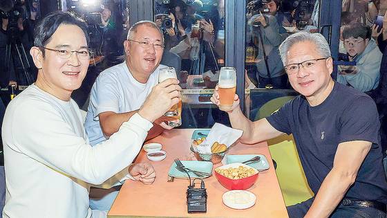 젠슨 황 엔비디아 최고경영자(CEO)가 지난 10월 30일 오후 서울 강남구 삼성역 인근 깐부치킨 매장에서 이재용 삼성그룹 회장, 정의선 현대차그룹 회장과 치킨 회동을 하고 있다. 김경록 기자