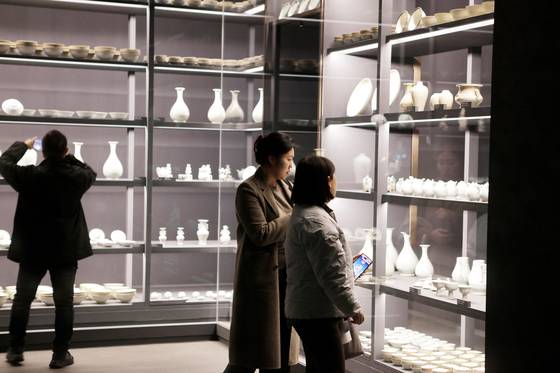 국립광주박물관 안에 새로 개관한 도자문화관 1층 ‘신안해저 도자 전시실’ 전경. 전남 신안 앞바다에서 발굴된 14세기 신안선 출수 도자기 6500점이 각양각색의 맵시를 뽐낸다. 사진 국립광주박물관