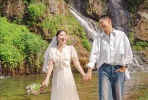 서대문구가 지원하는 무료 웨딩 촬영에 응모한 예비부부가 기념사진을 찍고 있다.  서대문구 제공