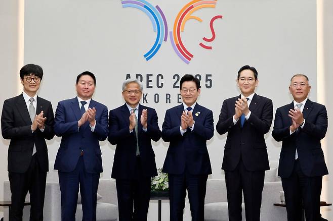 이재명 대통령이 지난 10월 31일 경북 경주화백컨벤션센터에서 젠슨 황 엔비디아 최고경영자(CEO)와 한국 기업 총수들과 기념촬영을 하고 있다. 왼쪽부터 이해진 네이버 의장, 최태원 SK그룹 회장, 황 CEO, 이 대통령, 이재용 삼성전자 회장, 정의선 현대차그룹 회장. 사진=대통령실사진기자단