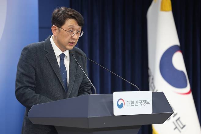 최우혁  과학기술정보통신부 네트워크정책실장이 24일 서울 종로구 정부서울청사에서 휴대전화 개통 시 안면인증 관련 브리핑을 하고 있다.  사진=연합뉴스