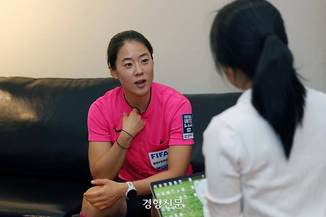 김유정 축구심판이 16일 경기도 한 카페에서 경향신문과 인터뷰하고 있다. 정효진 기자