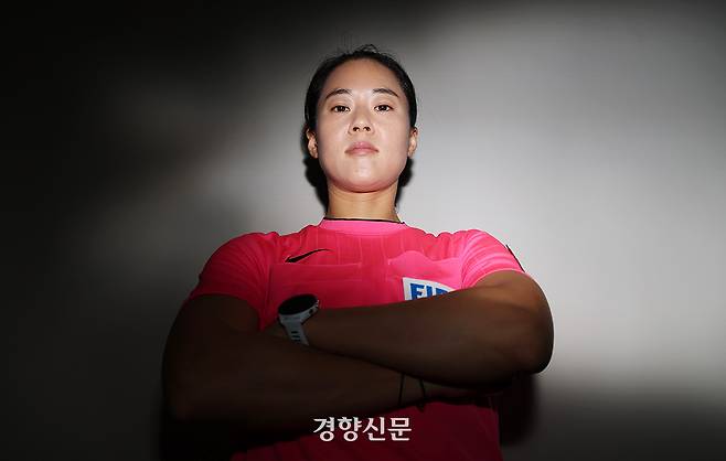 김유정 축구심판이 16일 경기도 한 카페에서 경향신문과 인터뷰하기 앞서 포즈를 취하고 있다. 정효진 기자